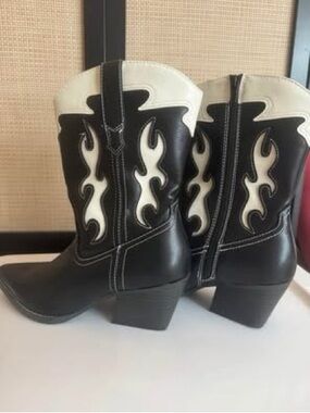 Target Black and White Western Flame Heeled Cowboy Boots Size 8